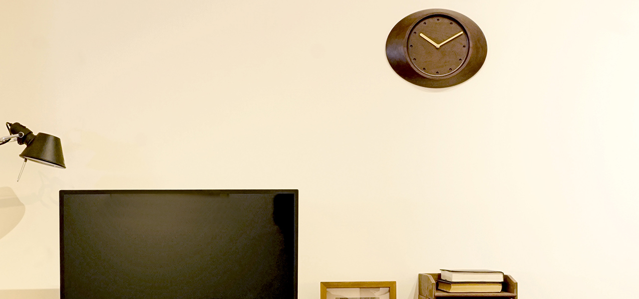 優雅な曲線が美しい、ウォールナット無垢材を使用した時計「ARCO CLOCK」|MASTERWAL