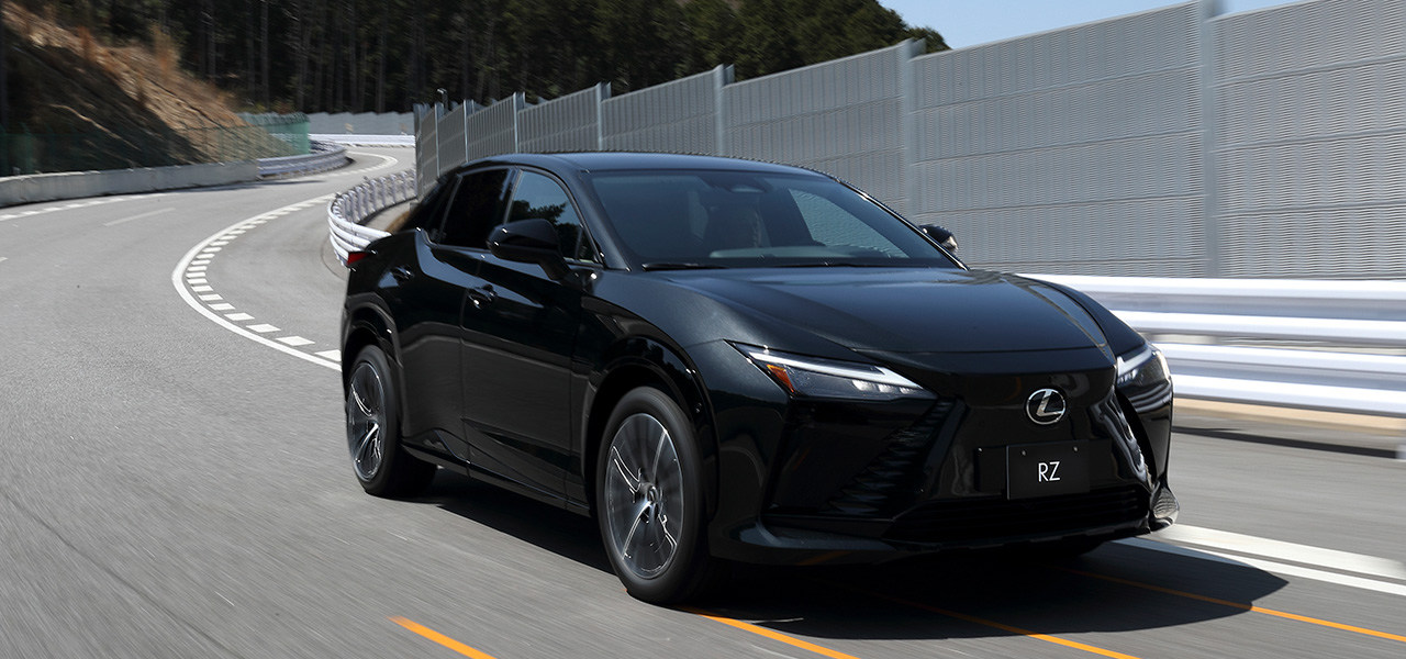 レクサス初となるバッテリーEV専用モデル「RZ」プロトタイプに試乗──レクサスが目指す走りとは?|LEXUS
