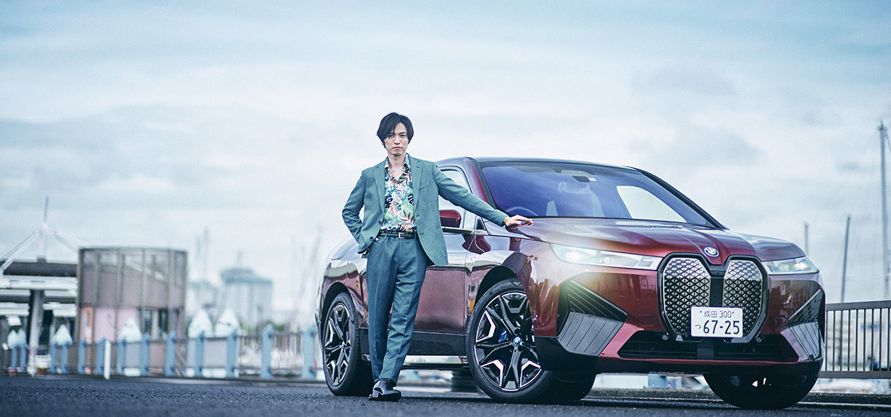 俳優 桐山漣、BMWのフラッグシップBEV「iX」を堪能する|BMW