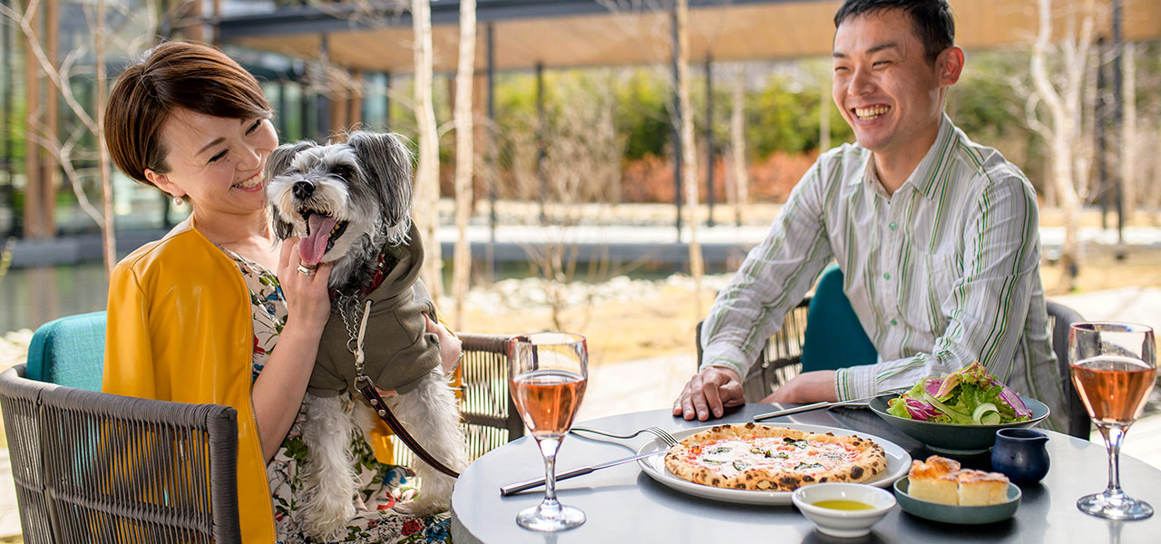 愛犬とともに軽井沢の自然を満喫するドッグフレンドリーテラスがオープン|HOTEL INDIGO KARUIZAWA