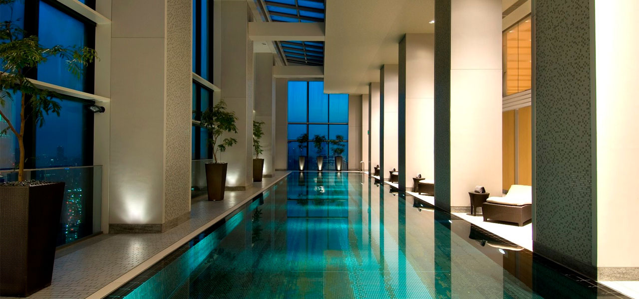 幻想的な雰囲気が漂うスパを満喫。ラグジュアリーな宿泊プラン「プライベート・ナイトプール」登場｜CONRAD TOKYO