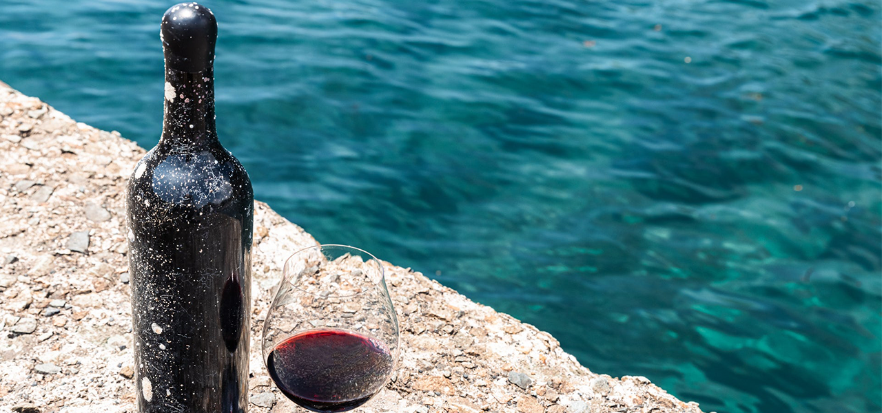 水深15m。南伊豆の美しい海の底でゆっくりと熟成された特別なワイン|SUBRINA