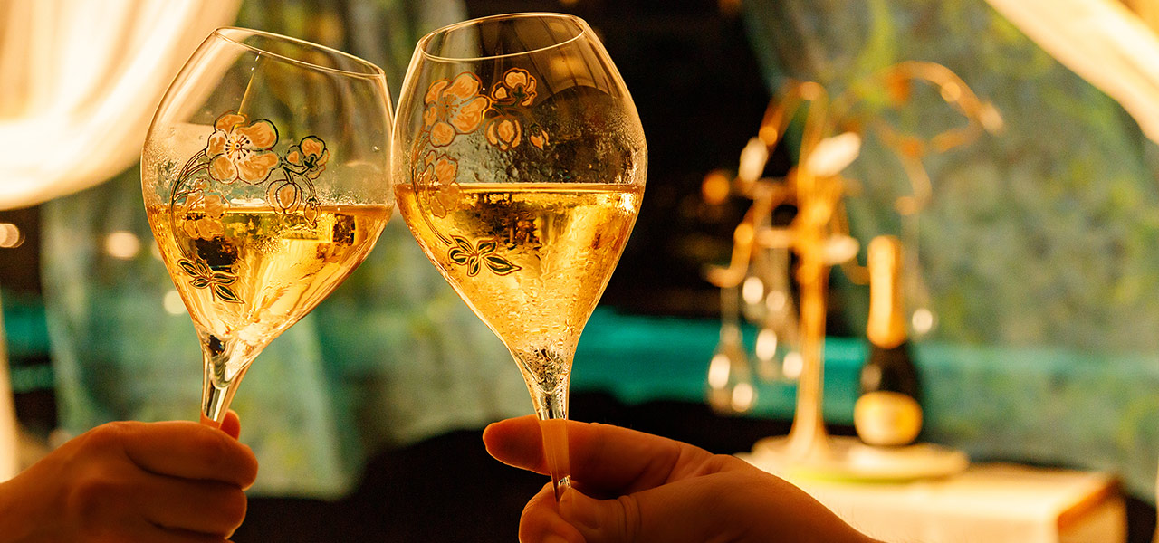 まるで千夜一夜物語。黄金色に煌めく石垣島の「ナイトプール」で大人時間を満喫!|TRAVEL