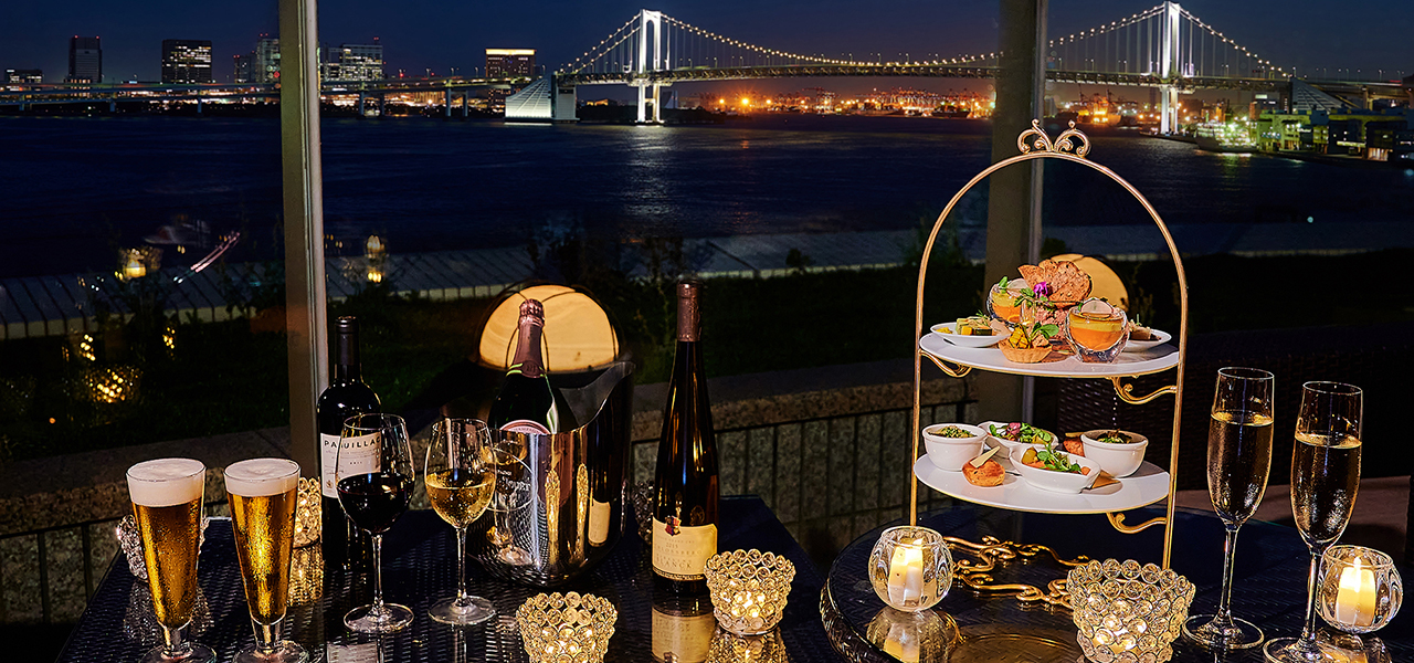 東京湾岸夜景を一望するテラス席でシャンパンやビールを楽しむ｜INTERCONTINENTAL TOKYO BAY