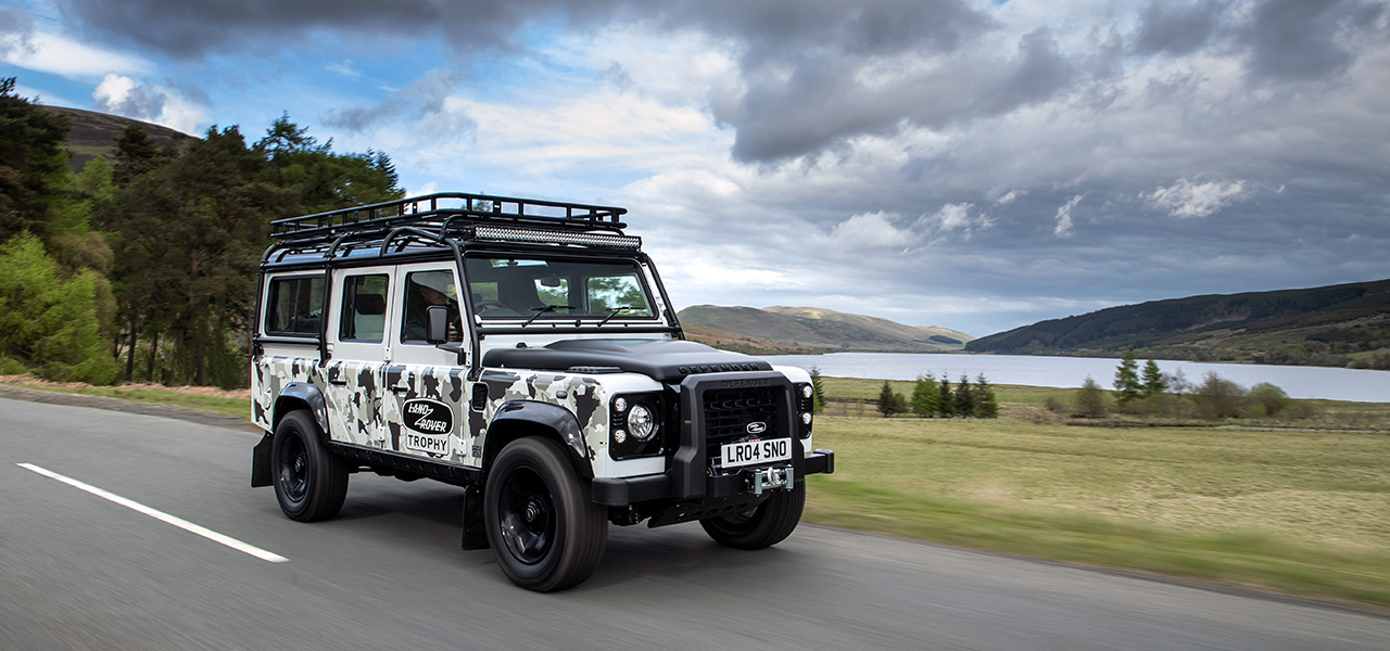 先代ディフェンダーが蘇る！ カモフラージュ柄を纏った世界25台のみの限定車が登場｜Land Rover