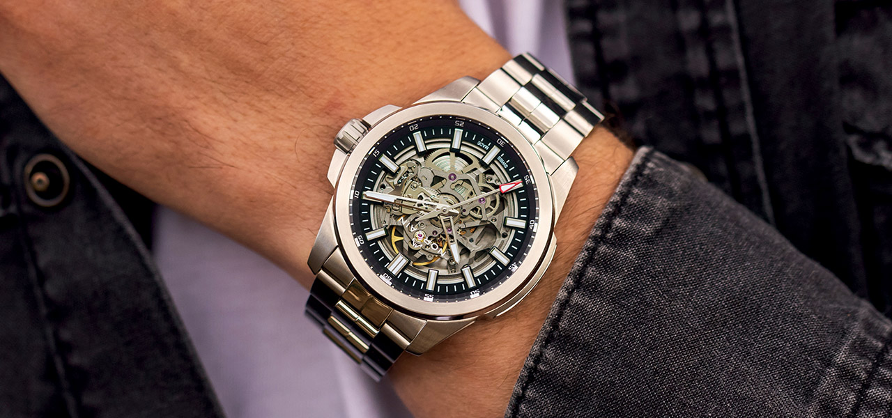 ２点支持で剛性力アップ。アームが太く、第一印象から凛々しいスケルトン｜NORQAIN