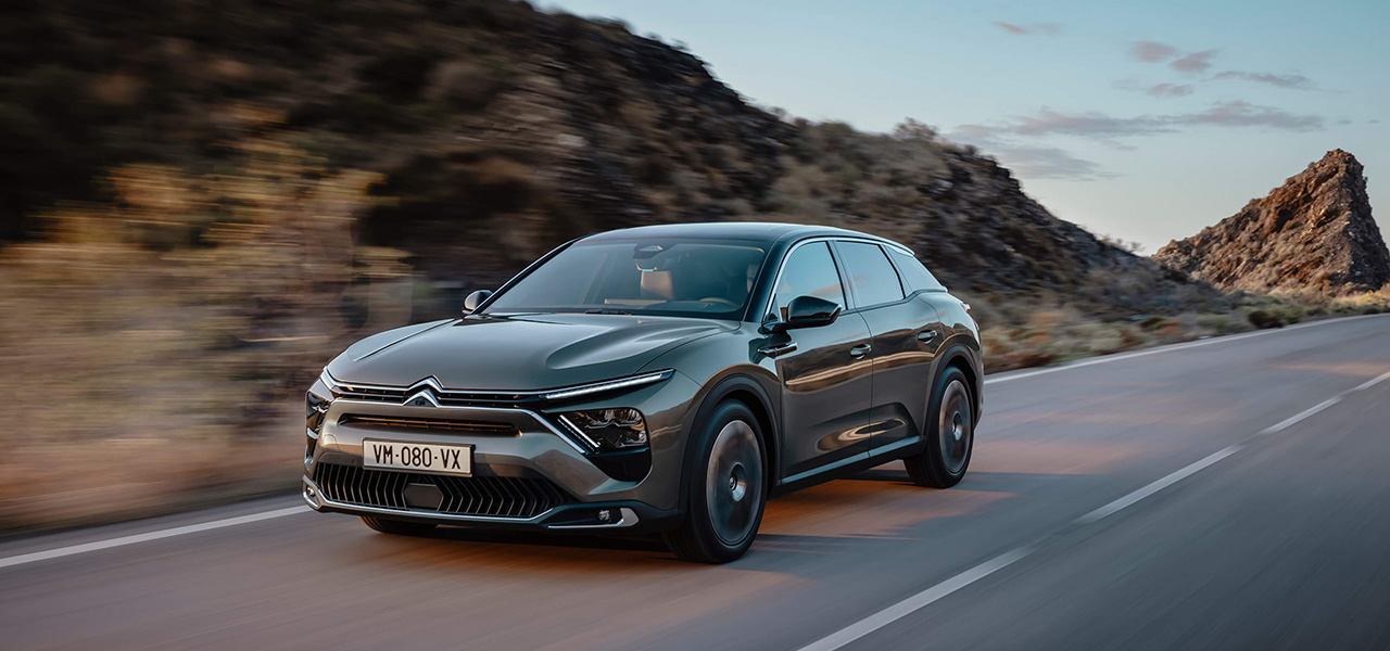 セダン、ステーションワゴン、SUVの融合!?──シトロエンの新フラッグシップモデルC5 X日本上陸｜Citroën