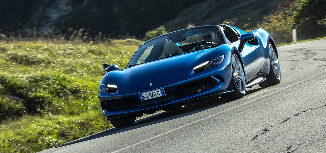 フェラーリ296GTSにイタリアで試乗──クルマを操る純粋な喜びをとことん味わわせてくれる|Ferrari