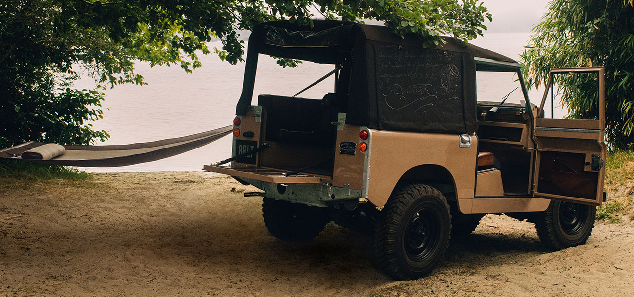 ヴィンテージ・ランドローバーのタイムレスな魅力と、ベルルッティの匠の技が共鳴するスペシャルな1台｜BERLUTI