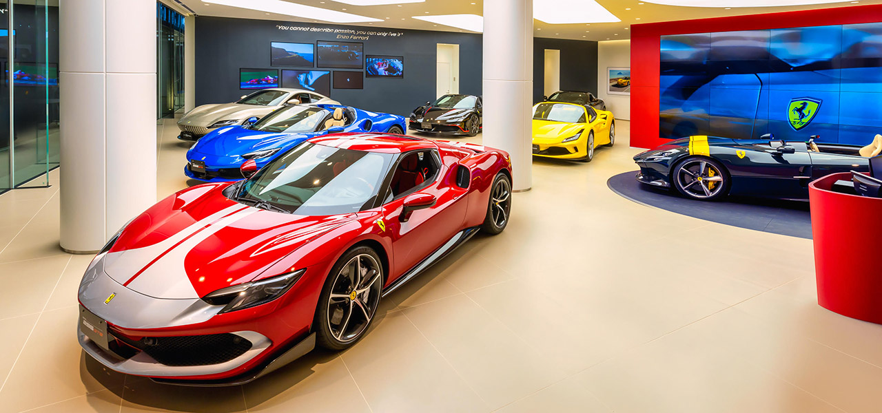 アジア最大級のスペースに最新のフェラーリの世界観を表現──コーンズ芝ショールームがオープン|Ferrari