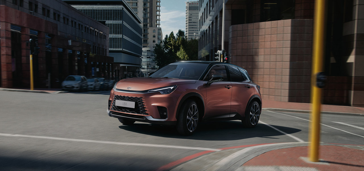 レクサスの“いちばんコンパクトな高級車”LBX世界初披露｜LEXUS