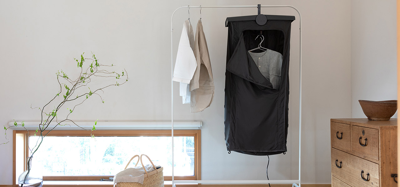 洗濯物を吊るして乾燥。電気代は一般的な乾燥機の1/2以下の「コンパクト衣類乾燥機」｜±0