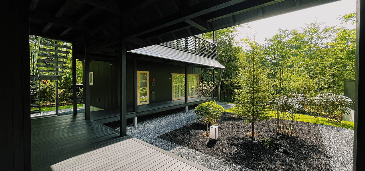 「ししいわハウス軽井沢」で楽しむ建築美と自然の静穏|TRAVEL