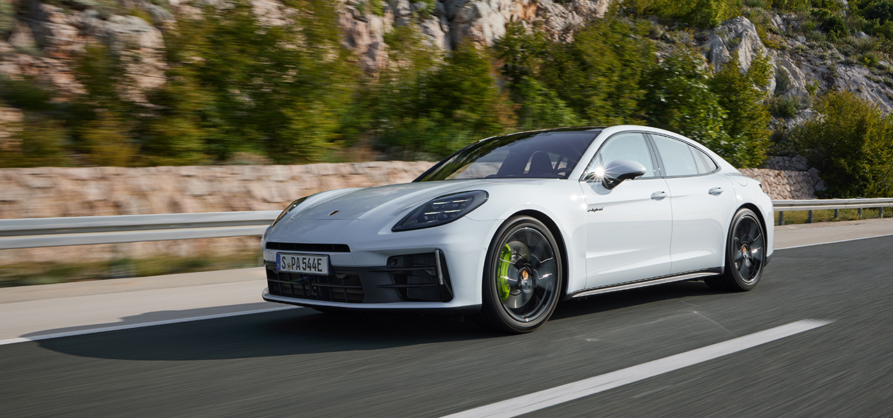 新ハイブリッドシステムで大幅パワーアップ──ポルシェ、新型パナメーラにPHEVモデルを導入｜Porsche