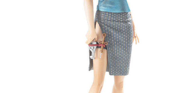 【PLANET TERROR】MARLEY SHELTON as Dakota　注射銃は手にもたせることができる