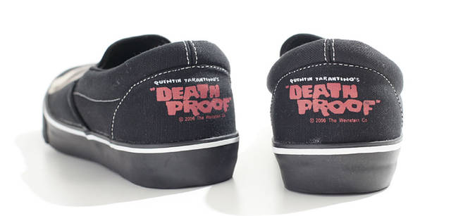 【DEATH PROOF】SNEAKER　ヒールにはタイトルロゴがプリントされている
