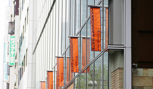 夜には四季折々のライトアップが楽しめるマロニエゲートの外観。現在は、紫×白の“秋バージョン”がビルの表情をより豊かに見せる。