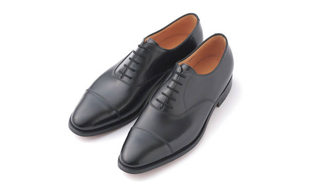 今回の「ジョン ロブ」コーナー展開に合わせてラインナップされた人気定番モデル「CITY II」。コーナーには40種類を超える型数が揃えられ、ジョン ロブのバッグやベルトなど小物類も充実している。モデル「CITY II」15万2250円（ユナイテッドアローズ銀座店）