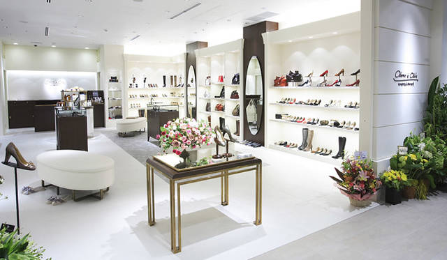 地下1階の『オデット エ オディール』は、都内最大店舗。取り扱いの全品番を揃え、“銀座スペシャル”のパンプスなどインポートも充実。靴やバッグが宝石箱のように美しく並ぶ。　http://www.united-arrows.co.jp/