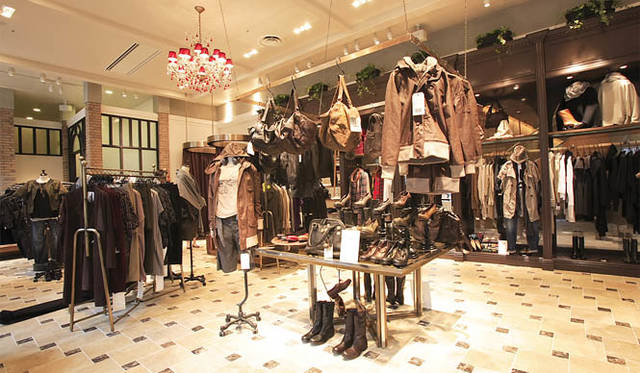 1階正面エントランスに接する『ジャーナル スタンダード レサージュ』は、自立した大人の女性に提案するニューコンセプトショップ。既存のウィメンズレンジよりもハイスタンダードなスタイルをプレゼンテーションする。『レサージュ』のみの限定ブランド・アイテムにも注目。　http://journal-standard.baycrews.co.jp/