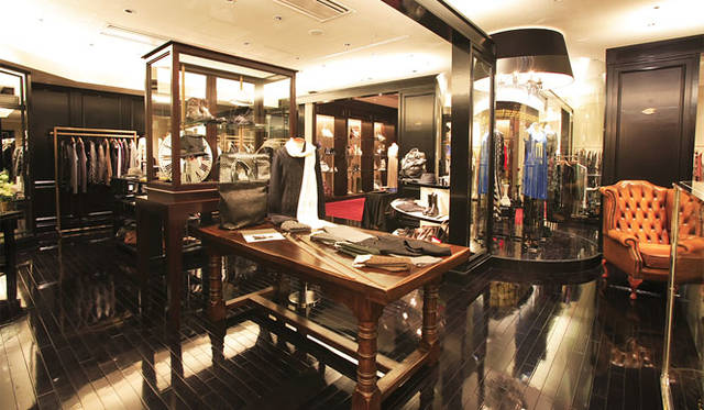 新世代のクリエーターをセレクトし、新しい感覚のモードを提案する3階の『クルーン ア ソング』のメンズエリア。「ヴィクター＆ロルフ ムッシュー」や「ギョーム ルミエル」、「コレクション プリヴェ？」などを取り扱っている。　http://www.croon-a-song.com/