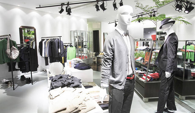 3階の『イル カーネ アランチョ』は、ヨーロッパを中心としたトレンド＆ベーシックブランドをバランス良く取り揃える。ウェア以外にもステーショナリーやボディケア商品なども扱うライフスタイル提案ストア。　http://www.il-cane-arancio.com