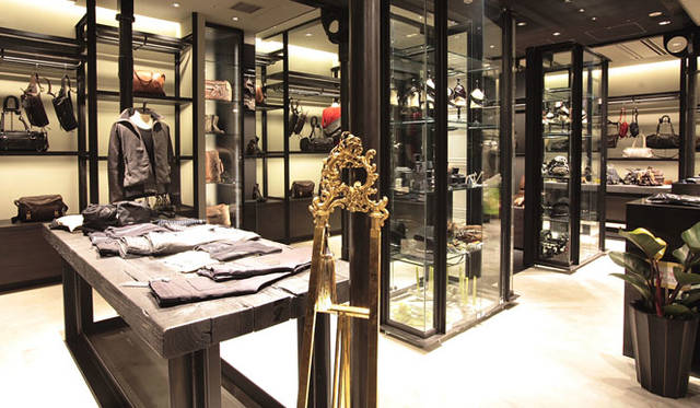 4階の『MSPC PRODUCT sort』。人気バッグブランド「master-piece」をプロデュースするMSPC PRODUCTの新ショップは、MSPC PRODUCTのハイエンドラインや、ウェアまで厳選されたクオリティのアイテムが並ぶ。　http://www.mspc-product.com/