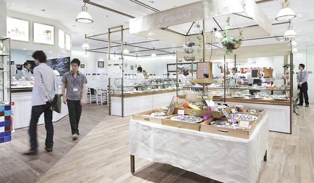 メガネが出来上がるまでお茶でも……というコンセプトの4階の『コンソメ＋カフェ ヴォヤージュ』。スイーツの名前がついたフレームがレンズ代込みで1万2600円～。最短30分で出来上がる。　http://www.consomme.jp/