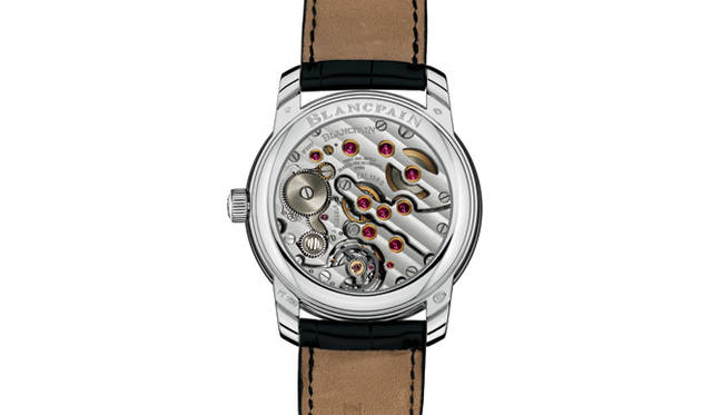 　シースルーバックから自社製ムーブメント「Cal.13RO」が鑑賞できる「ル・ブラッシュ 8デイズ」。ブランパンが2006年に発表した初のマニュファクチュール・キャリバーであり、チタン製のテンプ（フリースプラング式）により精度を高めるほか、香箱を３つも搭載することで120時間のパワーリザーブを確保。地板に施されたコート・ド・ジュネーブ装飾や、ゴールドのシャトンに収められたルビーの輝きも美しい。