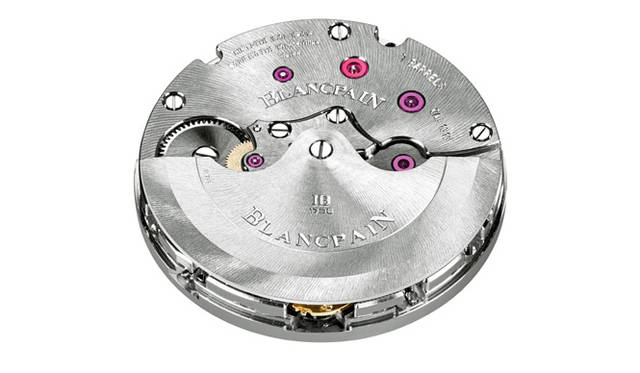 　自社製ムーブメント「Cal.1315」。ロ—ターだけでなく地板にも、誇らしくブランドロゴを刻印。