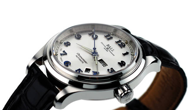 <strong>Ball Watch｜ボール・ウォッチ</strong>　トレインマスター クリーブランド エクスプレス。ニューヨークセントラル鉄道の特急列車「クリーブランド・エクスプレス」の名を冠した。1930年頃に生産された同社のヴィンテージ・デスクウォッチから着想を得ている。