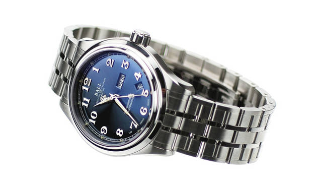 <strong>Ball Watch｜ボール・ウォッチ</strong>　トレインマスター クリーブランド エクスプレス。3針式モデルにしては重厚な直径41mm×厚さ12.5mmのケースサイズを採用。デイデイトを搭載するため実用性も高い。写真はブルー文字盤。