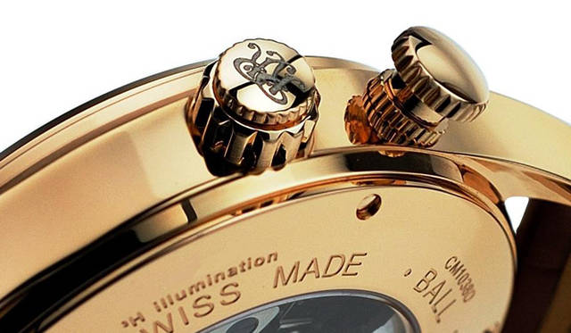 <strong>Ball Watch｜ボール・ウォッチ</strong>　トレインマスター ドクターズ クロノグラフのサイドビュー。2時位置のプッシュボタンひとつでクロノグラフのスタート／ストップ／リセットのすべてを行う。