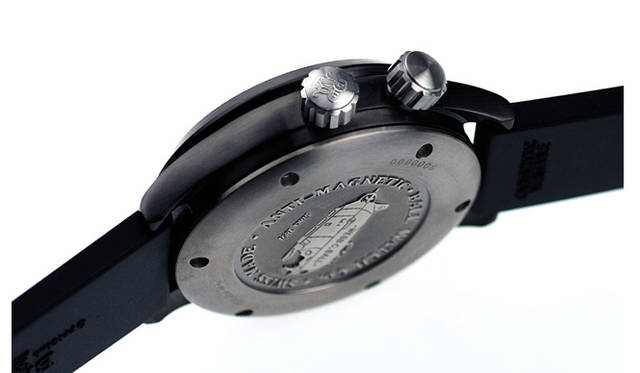 <strong>Ball Watch｜ボール・ウォッチ</strong>　エンジニアマスターⅡ ダイバーTMTのサイドビュー。2時位置にはインナーベゼルを操作するためのリューズ（両方向回転式）を備える。