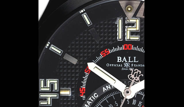 <strong>Ball Watch｜ボール・ウォッチ</strong>　エンジニアマスターⅡ ダイバーTMT。同社のすべての現行モデルに採用される「マイクロガスライト」はトリチウムガスをガラスカプセルに封入したもの。蓄光型の夜光部材とは異なり昼夜問わず自ら発光することで抜群の視認性を発揮。