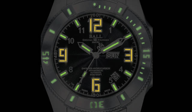 <strong>Ball Watch｜ボール・ウォッチ</strong>　エンジニア ハイドロカーボン チタン　　自動巻き　チタンケース　（写真は暗闇のなかでマイクロガスライトが輝く様子）