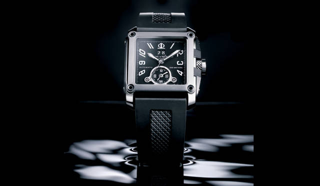 <strong>Baume & Mercier｜ボーム＆メルシエ</strong>  ハンプトン・スクエア・マグナム　12時位置にビッグデイト、６時位置にビス留めでメタル枠が固定されたスモールセコンドを装備。