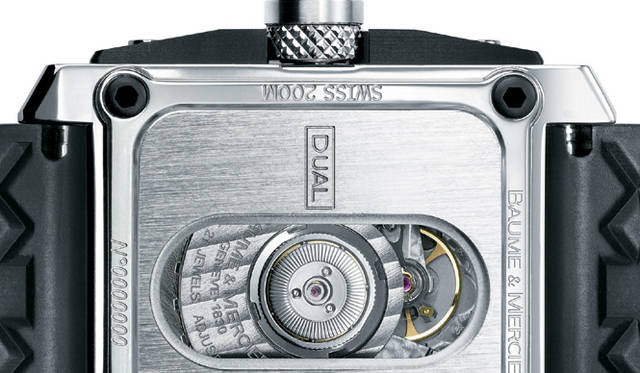 <strong>Baume & Mercier｜ボーム＆メルシエ</strong>  ハンプトン・スクエア・マグナムの裏ブタ。部分スケルトンからローターが回転する様子が眺められる。