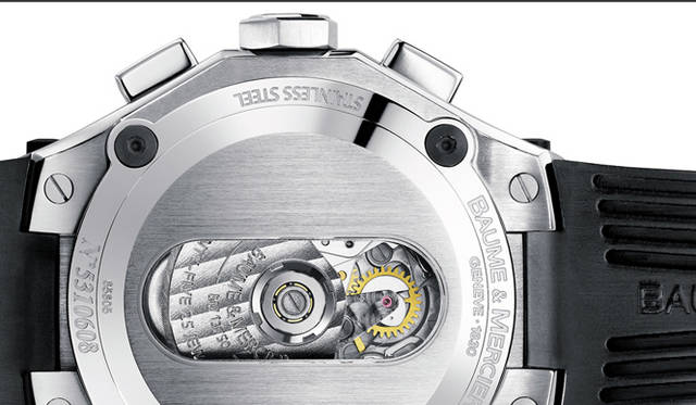 <strong>Baume & Mercier｜ボーム＆メルシエ</strong>  リビエラS・マグナムの裏ブタ。部分スケルトンから、テンプの一部などが見られる。