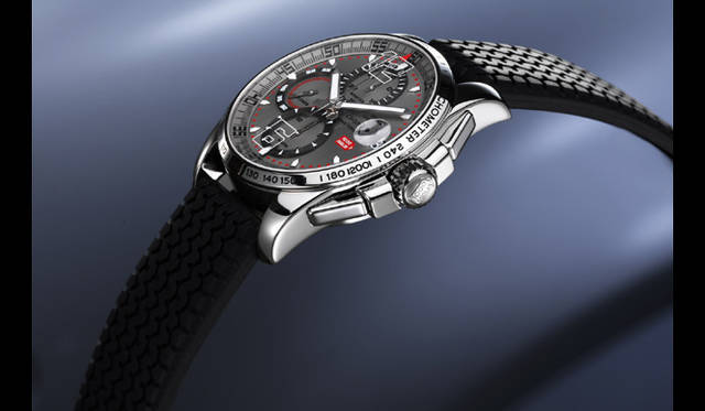 <strong>ショパール｜CHOPARD</strong>　ミッレ ミリア GT XL クロノ 2007 限定モデル」のサイドビュー。サファイアクリスタル風防に記された12・６インデックスや、一体成形されたプッシュボタンがユニークである。