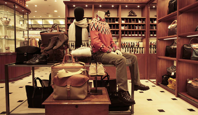 六本木ヒルズというロケーションで働く男たちにふさわしいカジュアルや旅行スタイル、グッズ類も展開