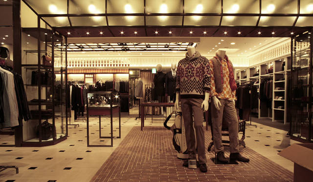 大人の男の休日スタイルから、UAゴルフも展開