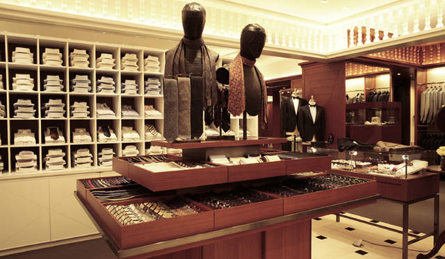 Vゾーンを彩るドレスシャツ、ネクタイも見どころのひとつ