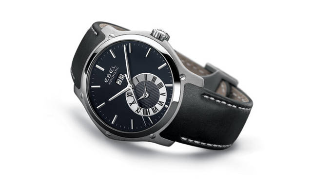 <b>EBEL｜エベル</b>　エベルの伝統である六角形状を基調としたエルゴノミックフォルムに、現代的な解釈を加えた新シリーズ「エベル・クラシック・ヘキサゴン」。写真はGMTタイプで、６時位置にデュアルタイマー、12時位置にビッグデイトを搭載。