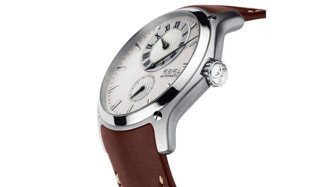 <b>EBEL｜エベル</b>　手首にフィットするように丸みを帯びた美しいフォルムに削り出され、その上からヘアライン仕上げが施された優美なステンレスケース。写真はエベル・クラシック・ヘキサゴンから、時・分・秒を、すべて別軸で表示するレギュレータータイプ。