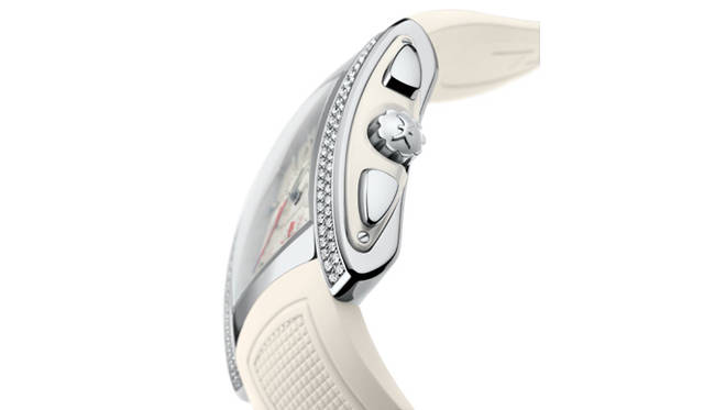 <b>EBEL｜エベル</b>　ケースサイドにセラミック素材のプッシュガードを配置。サファイアクリスタル風防も美しくカーブがかけられたドーム型形状を採用。