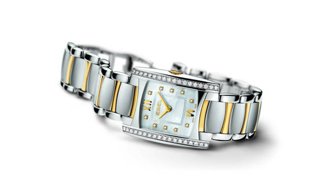 <b>EBEL｜エベル</b>　マザーオブパールのダイヤルに、10ポイントダイヤ付きのインデックス＆ベゼルをセットしたブラジリアのレディースタイプ。量感あふれるブレスのコマ間には、手首に気品を与えるゴールドをしのばす。