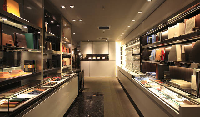 ライブラリーのカテゴリーから。1階時代から引きつづき品ぞろえに定評のあるステーショナリーのコーナー。ガラスケースの中に宙に浮かぶようにして整然と並ぶペンのコーナーを右手奥に眺める。ヴィスコンティやファーバーカステルが人気。