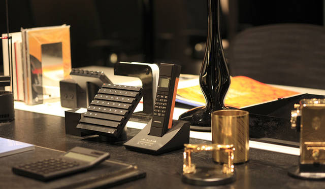 ホームオフィスをイメージしたディスプレイもイセタンメンズの手にかかれば、コンテンポラリーなデザインをそろえながらもこんなにシック。