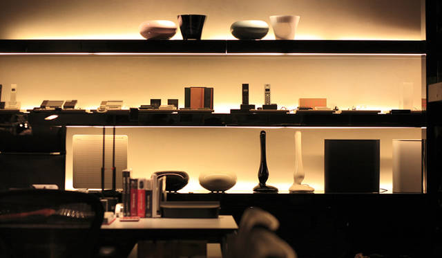 おなじみのアマダナや±０などに混じって、ロス・ラブグローブのデスクランプ、「エオン」の存在感が光る、デザイン家電のコーナー。